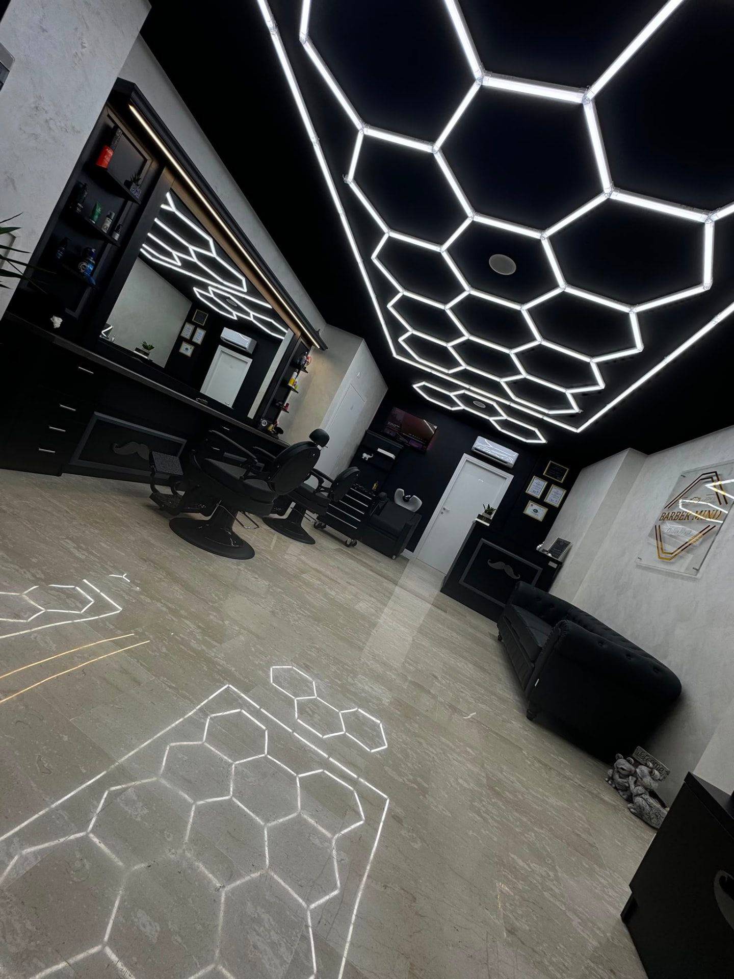 Interno del salone Barber Mind a Vicalvi con illuminazione esagonale a LED