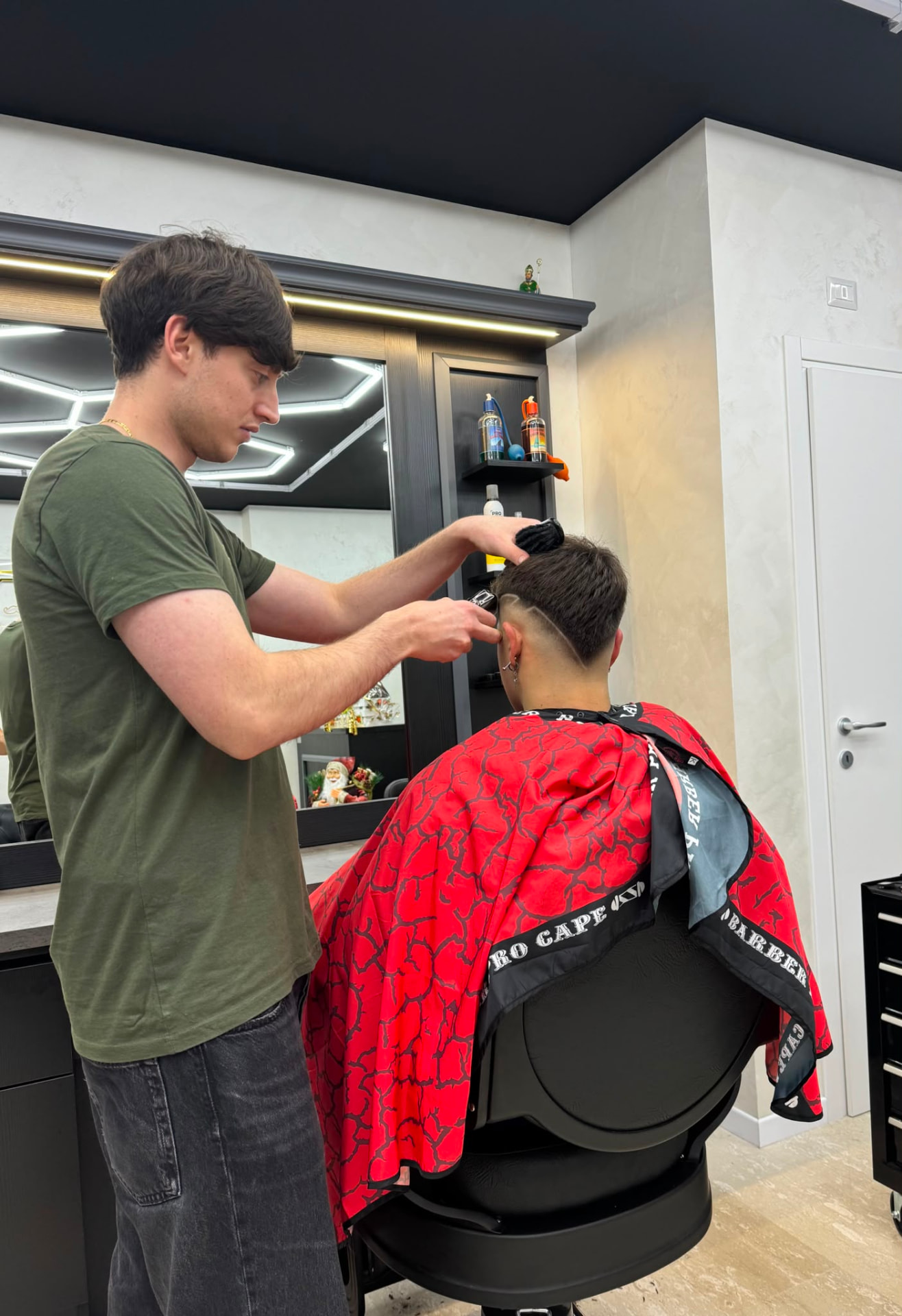 Marco Cicchini di Barber Mind mentre esegue un taglio sfumato in salone